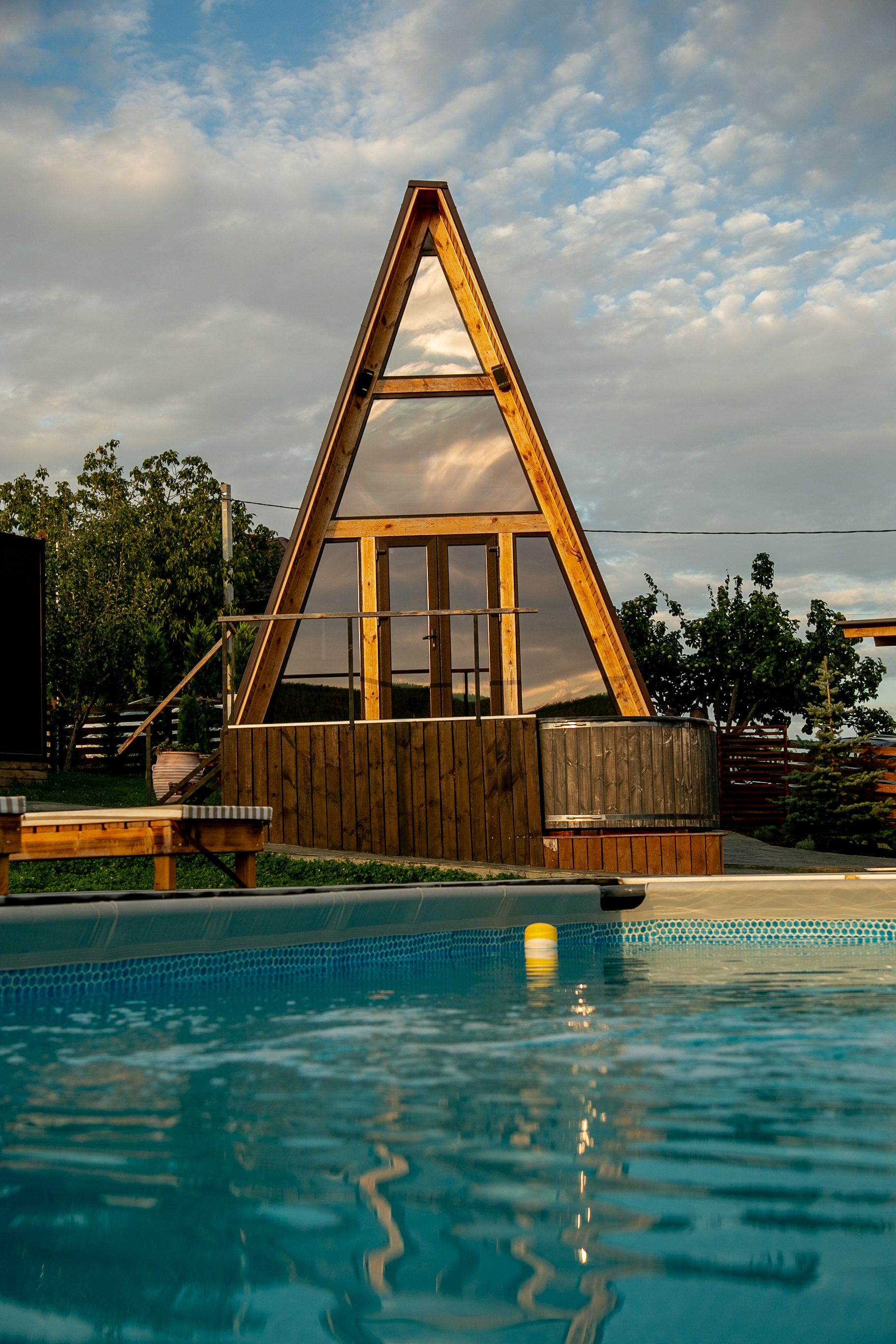 Cabana LittleToscana reflectată în piscină