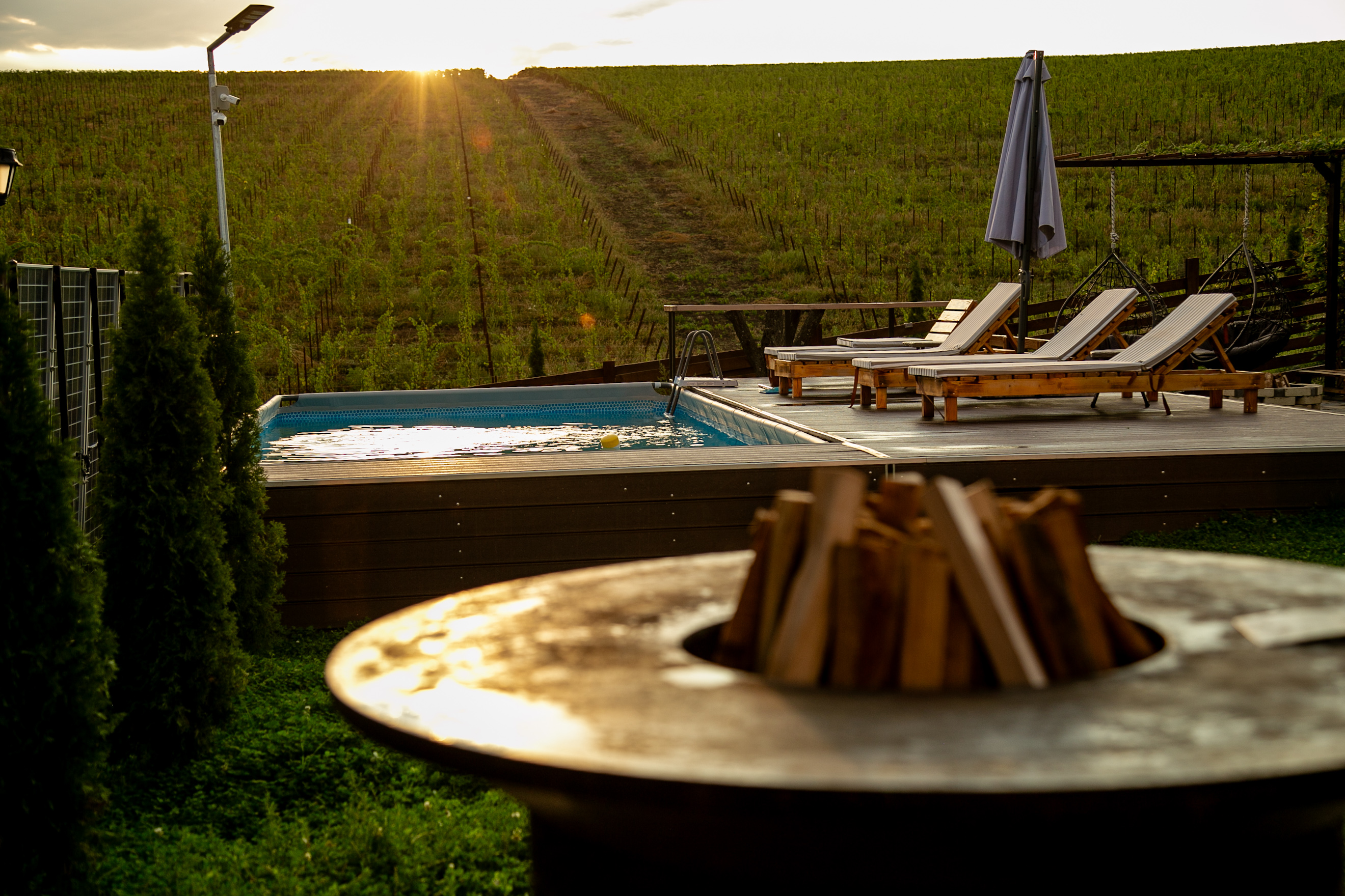 Zona de relaxare și piscina LittleToscana