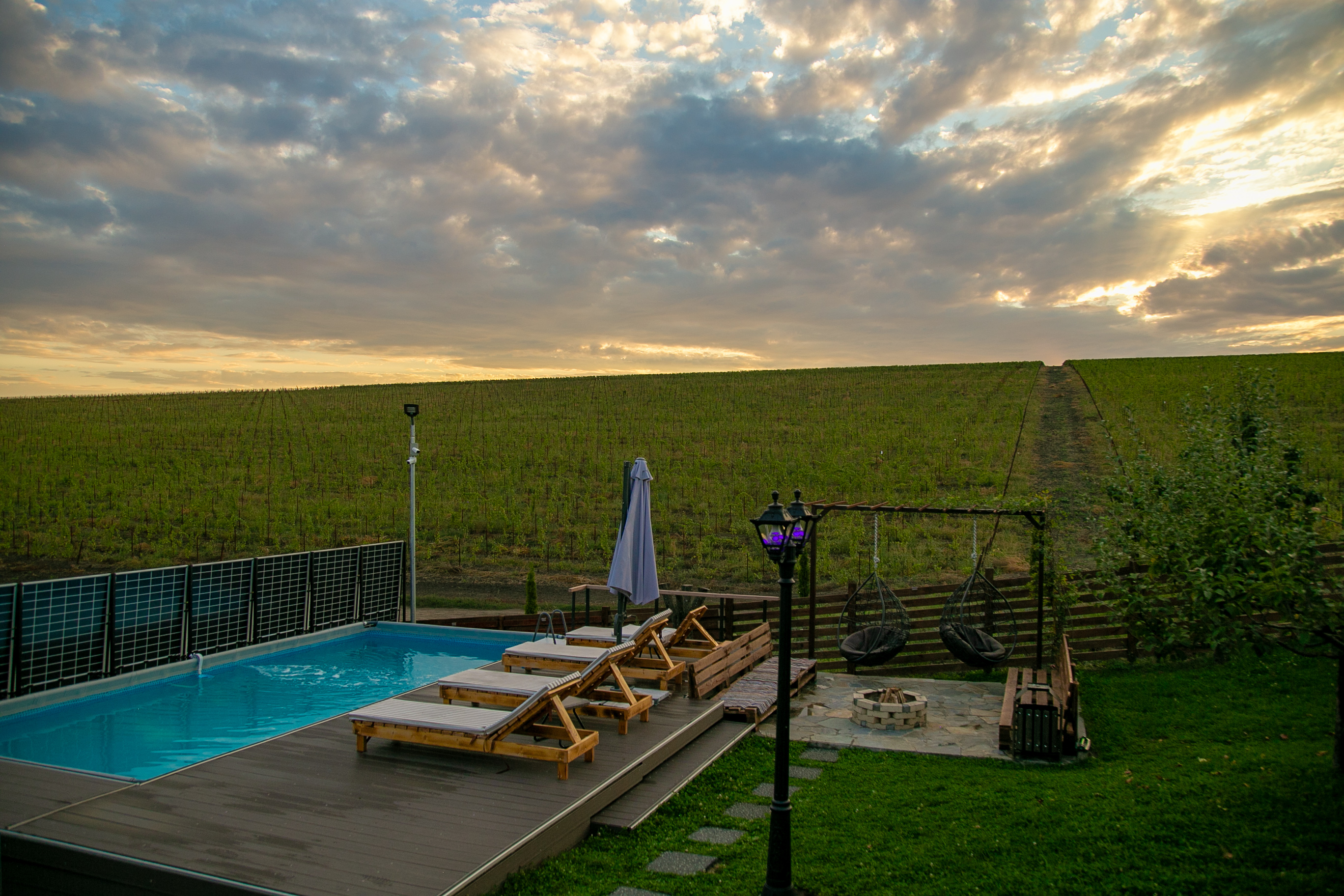 Piscina și priveliștea de la LittleToscana la apus